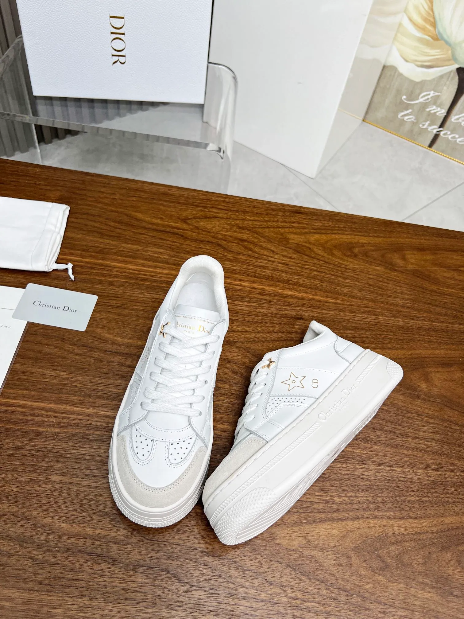 👟👟Ex-factory price 480👟👟 Dior's new 2024 Lucky Star, star sneakers, improve the signature line of modern style. The upper is carefully crafted from white calfskin, with matching suede calfskin panels on the front, and black CD signatures and star patterns on both sides, highlighting its unique charm. With a thick yet ultra-light signature sole that is 5cm taller, this sneaker can be paired with casual wear all year round. Size: 35-41. Welcome to place your order in the picture above [Rose][Rose][Rose]